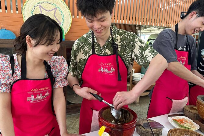 Authentic Thai Cooking Class and Farm Visit in Chiang Mai - Market Morning at Tha Phae: Buying Thai Ingredients the Local Way