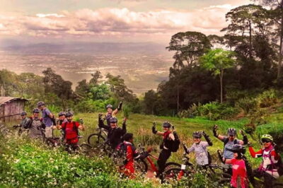 Chiang Mai: 20km Downhill Mountain Biking Challenge Suthep M - The pace: pickup at 9:30, then a climb, then you ride for real