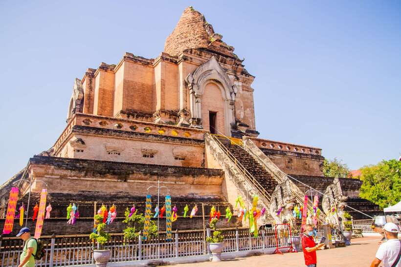Chiang Mai: 3 Hour Old City and Temples Guided Walking Tour - Wat Phra Singh: Mosaic Sanctuary, Lion Buddha, and the Best Photo Corners