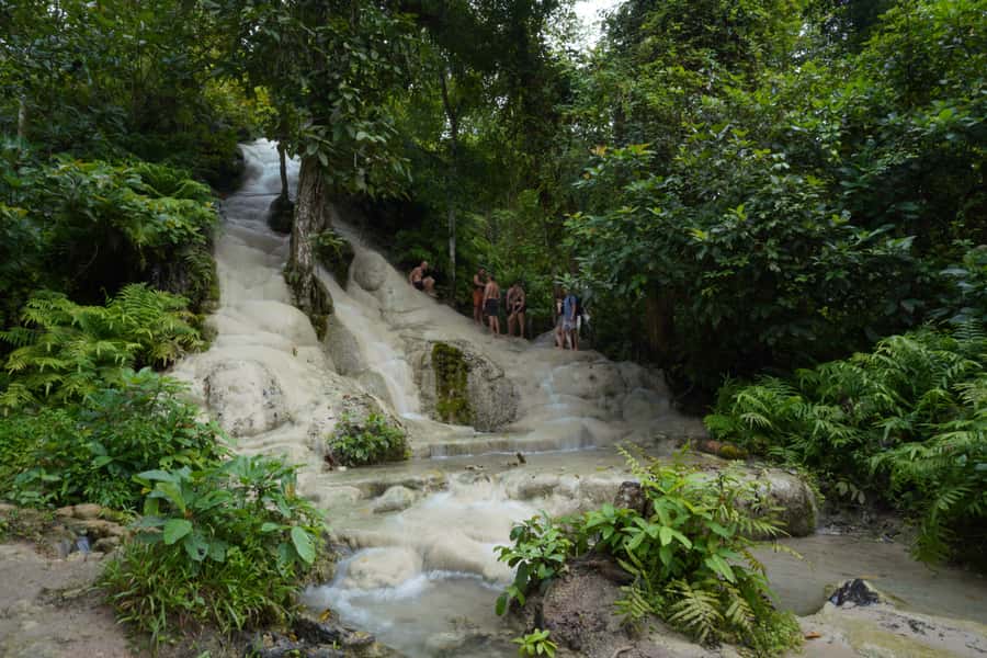 Chiang Mai: Bua Thong Sticky Waterfall & Huge Cave & Buffet - Nam Phu Chet Si: seven-color fountain but make it calm