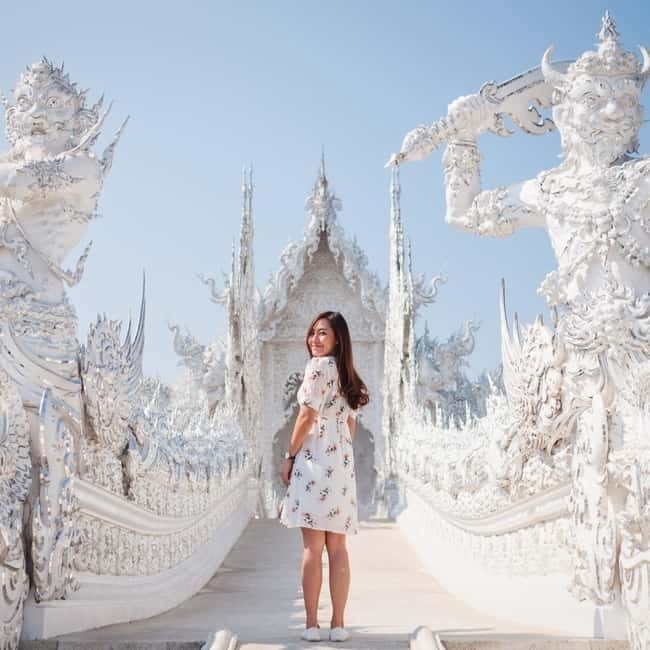 Chiang Mai: Chiang Rai Famous Temples & Hot Springs Day Trip - Lunch at Lanmanee Food Court: the value is convenience