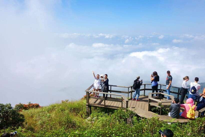 Chiang Mai: Doi Inthanon Park Tour & Kew Mae Pan Trail Hike - King and Queen twin pagodas: calm views and real-world etiquette