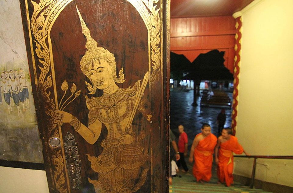 Chiang Mai: Doi Suthep & Wat Umong Twilight Tour with Pickup - What the Guide Adds: Stories, Meaning, and a Ceremony Moment