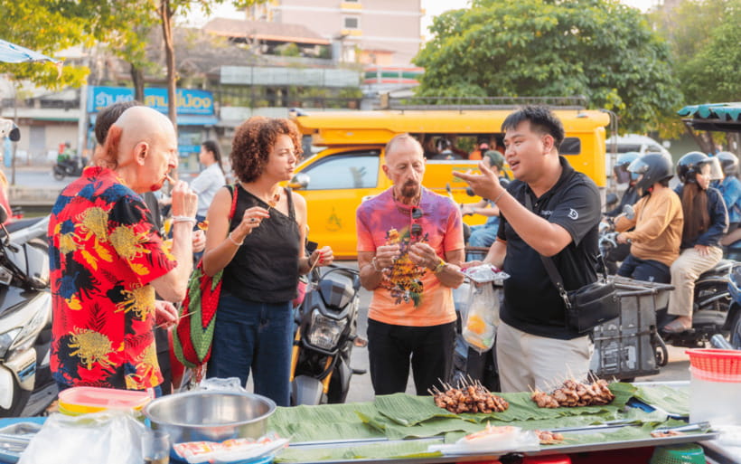 Chiang Mai: Evening Sightseeing and Local Food Guided Tour - Songthaew rides and the flower market stop
