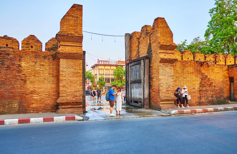 Chiang Mai: Exploration of Old City by Private Tuk-Tuk - Tha Phae Gate: a place that feels like a time machine