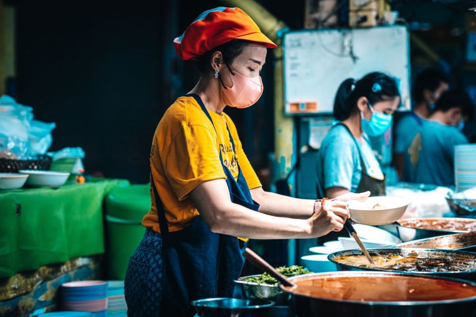 Chiang Mai: Food Tour by Songtheaw Truck with 15+ Tastings - Market Time: Sai Oua, Snacks, and the Wet/Dry Market Picnic
