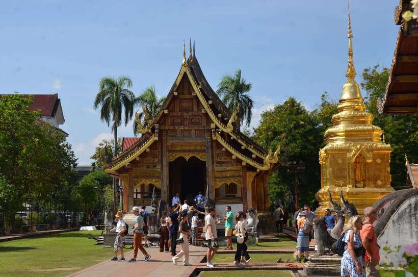 Chiang Mai: Historic Temples and City Guided Walking Tour - Getting your bearings at Wat Chiang Man (built 1296)