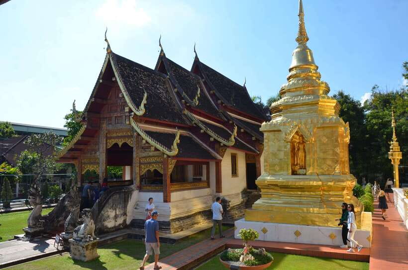 Chiang Mai: Historic Temples and City Guided Walking Tour - Wat Chedi Luang: ruined chedi scale and a Buddha inside