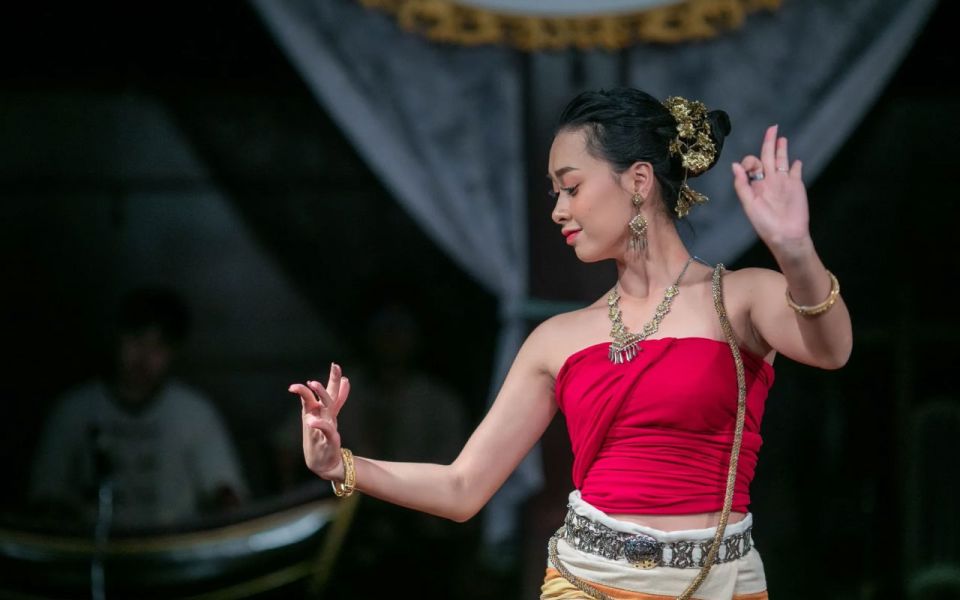 Chiang Mai: Khantoke Dinner with Traditional Performance - The venue setting: open-air gardens vs traditional Lanna rooms