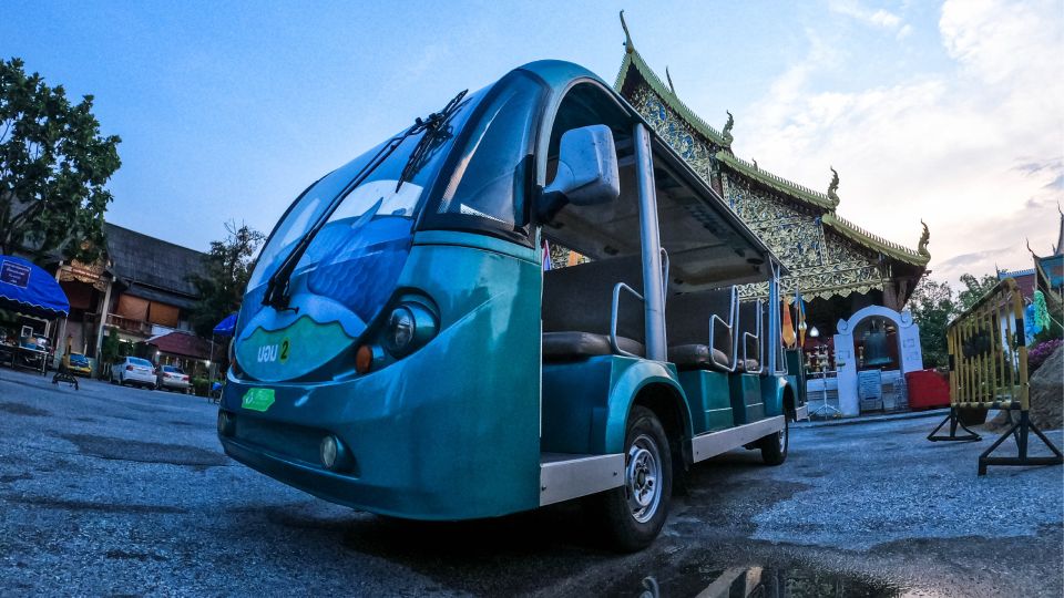 Chiang Mai: Nighttime City Highlights by EV Tram - Wat Chedi Luang and Wat Phra Singh Woramahawihan: Seeing the Big Names Briefly