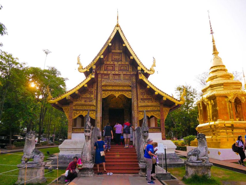Chiang Mai: Temples and Street Food Night Tour by Tuk Tuk - What the driver role means (and how to handle it)