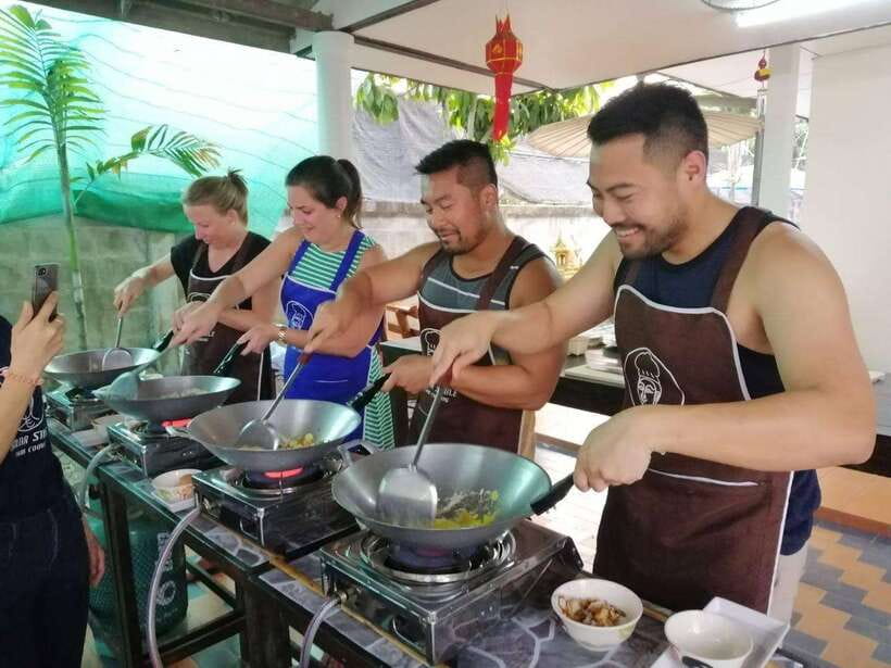 Chiang Mai: Thai Cooking and Market Tour with Lanna Smile - Vegetarian-friendly without turning it into a compromise