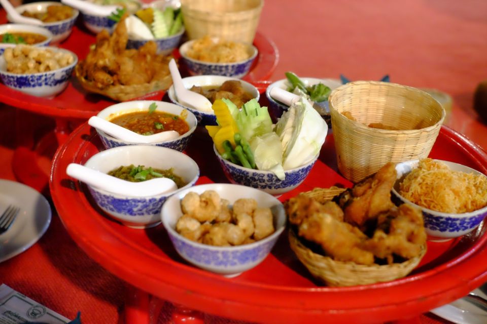 Chiang Mai Traditional Khan Toke Meal & Cultural Performance - Guides and English explanations: what you gain beyond the show