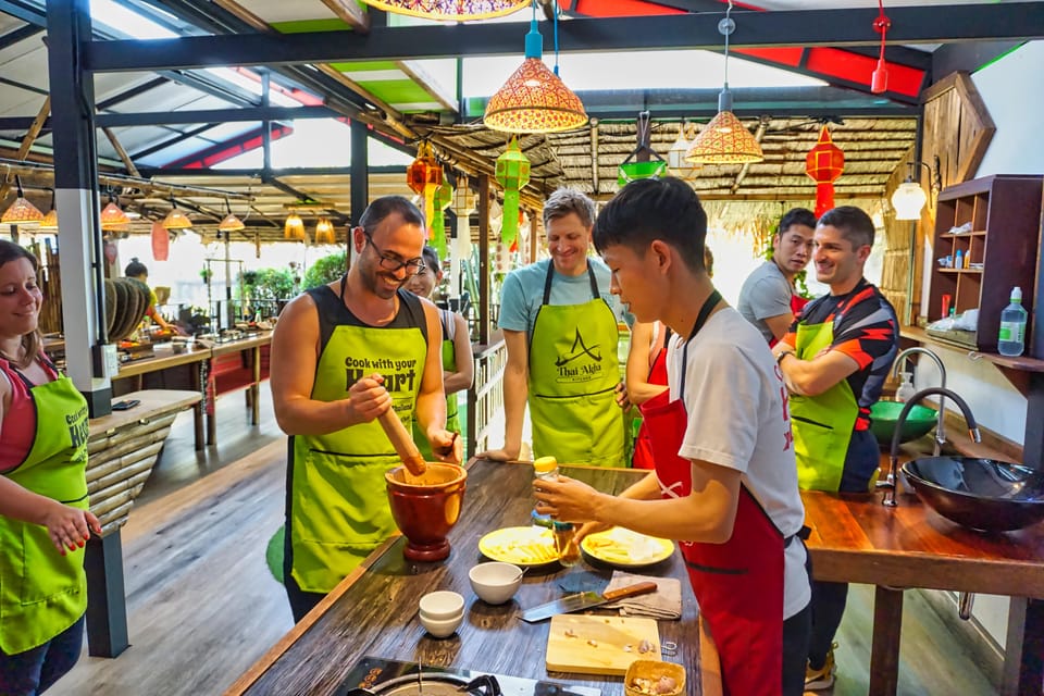 Chiang Mai: Traditional Thai-Akha Cooking Class& Market Tour - Organic ingredients and what’s included with your class
