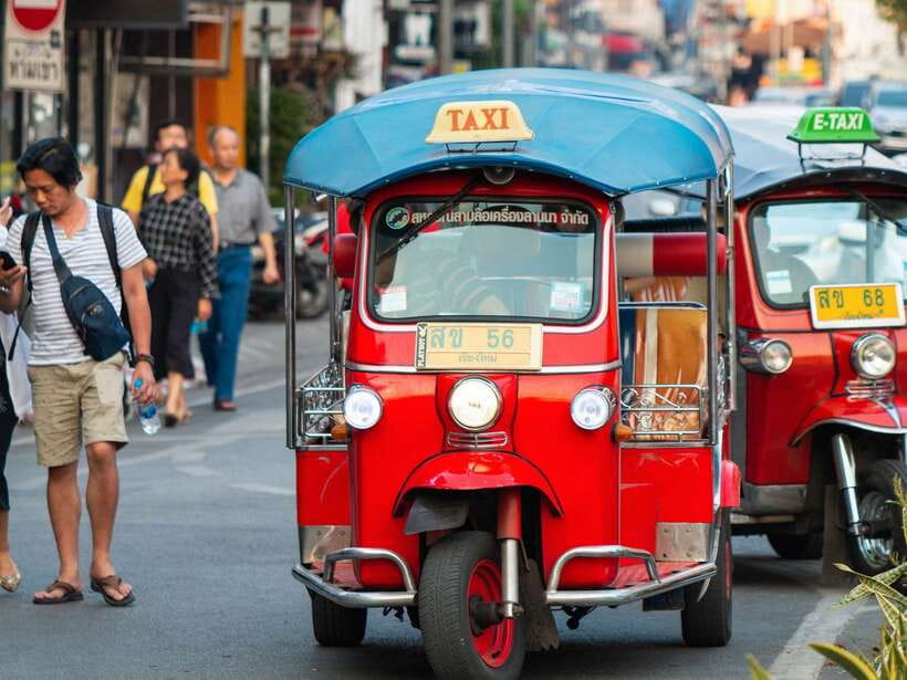 Chiang Mai: Tuk-Tuk Evening Tour with Temples & Street Foods - Key highlights worth showing up for