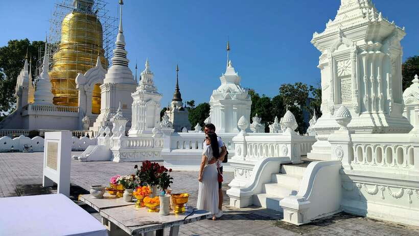 Chiang Mai: Tuk-Tuk Evening Tour with Temples & Street Foods - Why a night tuk-tuk tour feels right in Chiang Mai