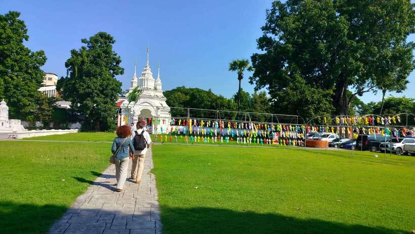 Chiang Mai: Tuk-Tuk Evening Tour with Temples & Street Foods - Wat Lok Moli: a 14th-century temple and the Mengrai ashes inside a restored chedi