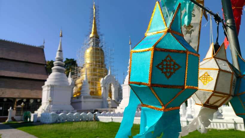 Chiang Mai: Tuk-Tuk Evening Tour with Temples & Street Foods - Chang Phuak Gate Night Market: where your guide helps you choose