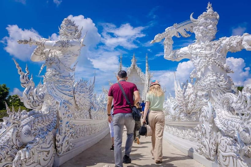 Chiang Mai: White, Red/Black & Blue Temples Tour with Lunch - Huay Pla Kang (Red Temple): the giant statue and the view factor