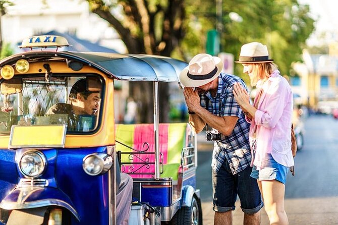 Half-Day Private Night Tour by Tuk Tuk in Chiang Mai City - Your 2-hour route: temples, founders, and market time
