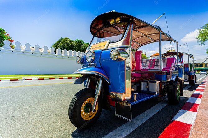 Private Chiang Mai Old City Half Day Tuk Tuk Tour - Wat Chedi Luang and the Three Kings Monument: big icons in small spaces